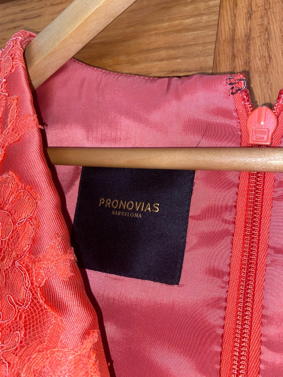 robe longue de cérémonie de mariage avec manteau couleur corail de la marque Pronovias – photo 9